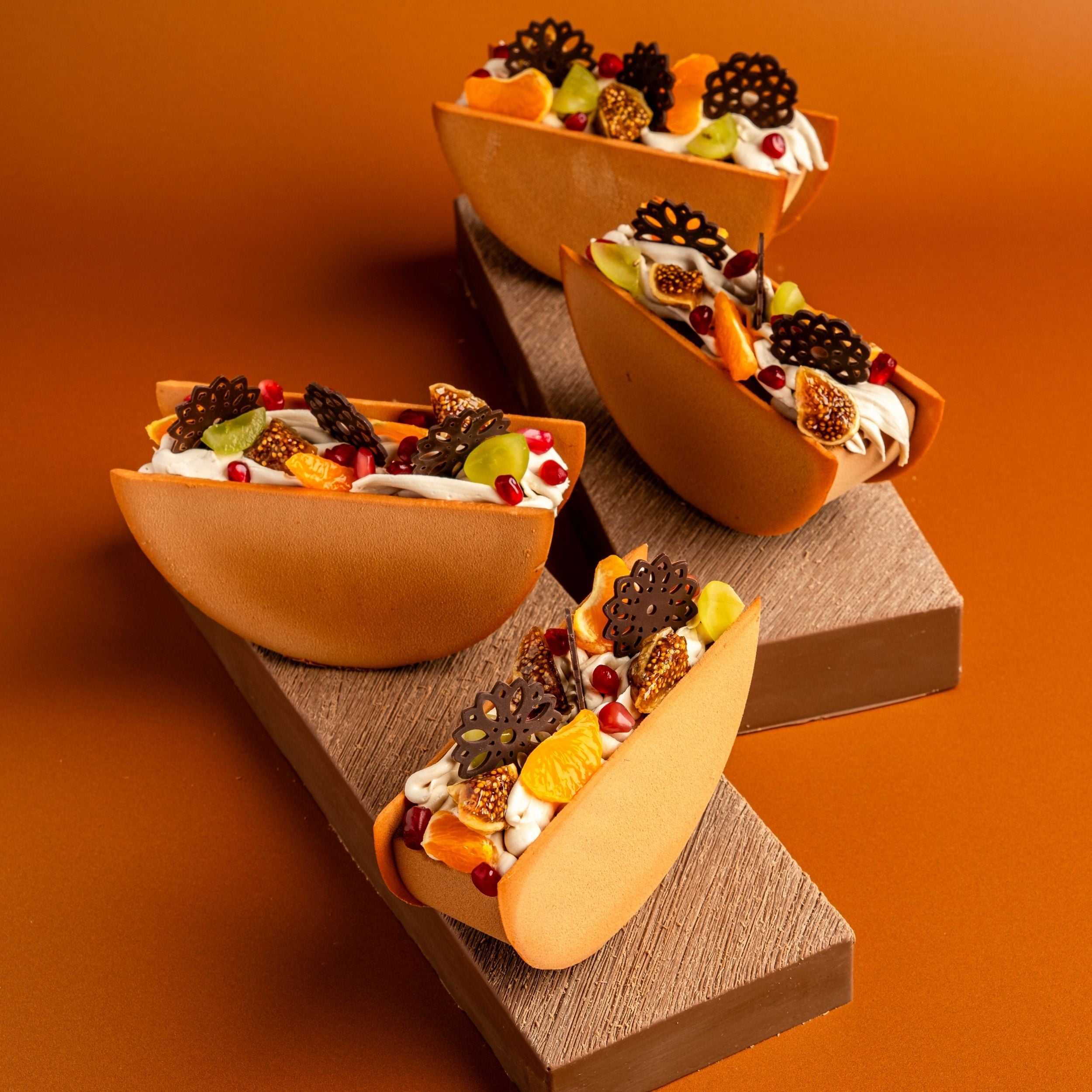 tacos di cioccolato con decorazioni di dobla e frutta fresca